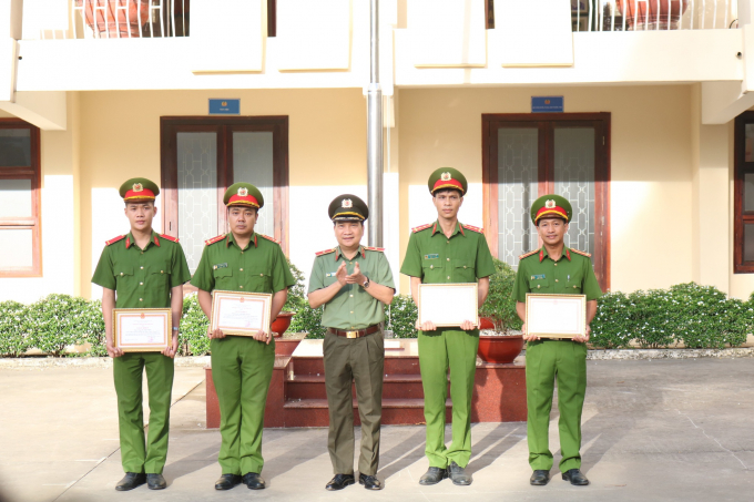 Thiếu tướng Nguyễn Sỹ Quang, Giám đốc Công an tỉnh Đồng Nai tặng giấy khen cho 4 cán bộ, chiến sĩ tham gia cứu sống bé gái 5 tuổi rơi xuống hố sâu công trình LÊ LÂM