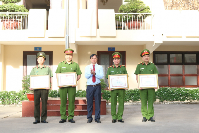 Chủ tịch UBND tỉnh Đồng Nai Cao Tiến Dũng tặng bằng khen cho 4 tập thể trong vụ bắt nhanh tên cướp ngân hàng ở xã Thạnh Phú LÊ LÂM