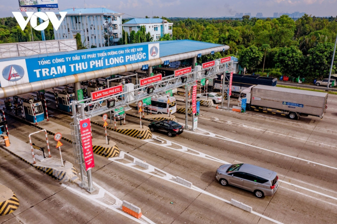 Phương tiện qua trạm thu phí trên đường cao tốc Long Thành-Dầu Giây.