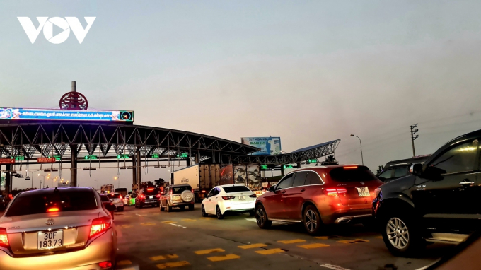 Phương tiện qua trạm thu phí trên đường cao tốc Pháp Vân-Cầu Giẽ - Ninh Bình.