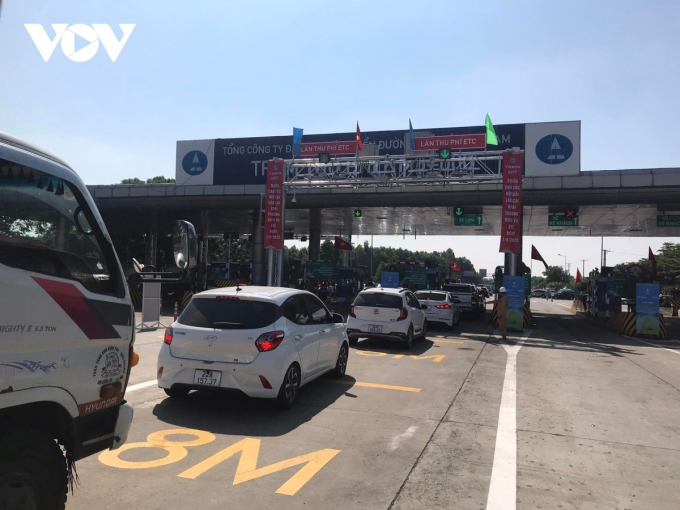 Phương tiện qua trạm thu phí trên đường cao tốc Nội Bài-Lào Cai.