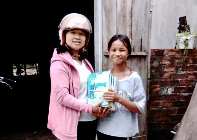 Cô tặng sách để các em hứng khởi tới trường.