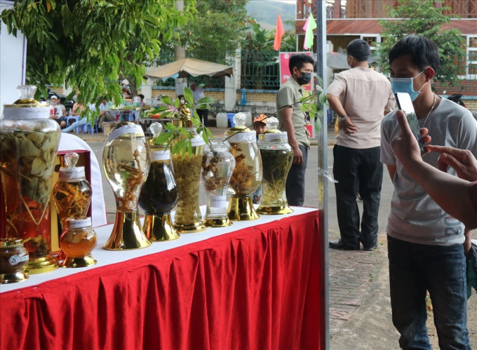 Các sản phẩm tại phiên chợ sâm Ngọc Linh lần thứ nhất. Ảnh Thanh Tuấn