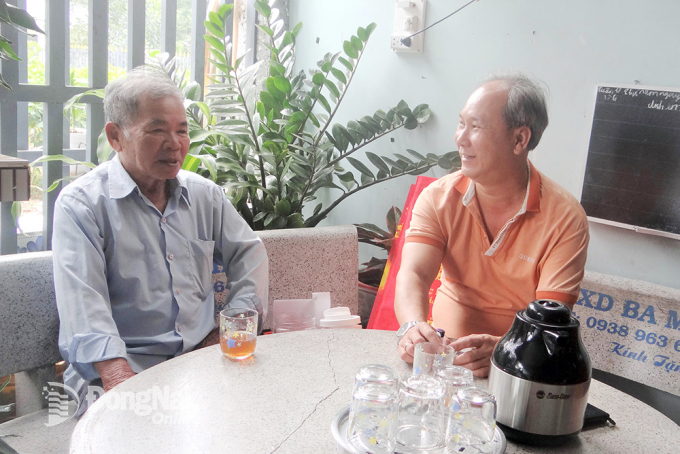 Ông Phạm Văn Phồi (trái) và ông Nguyễn Xuân Trang chia sẻ nguyện vọng về nơi ở tái định cư. Ảnh: Xuân Mai