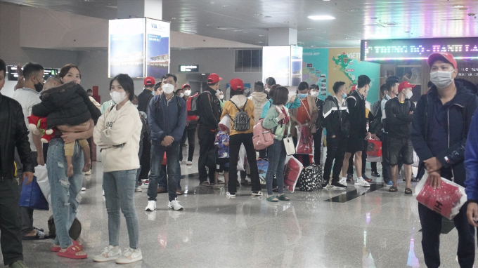230 người lao động trên chuyến bay không đồng trở về quê tại sân bay Vinh. Ảnh: Quỳnh Trang