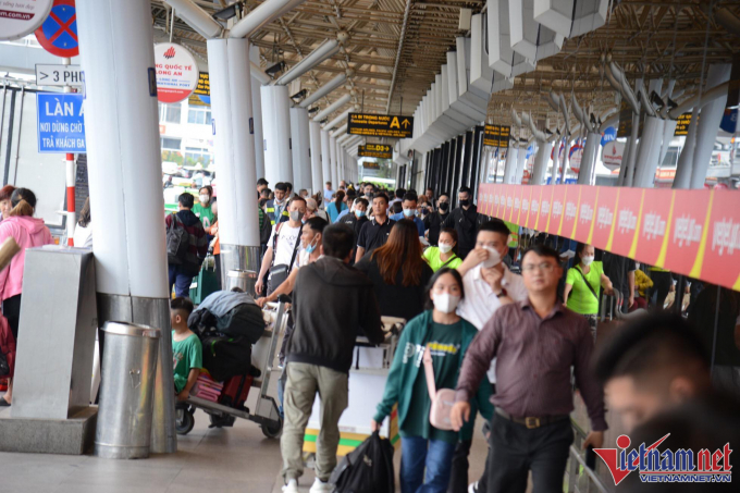 Hôm nay là ngày ông Công ông Táo (23 tháng chạp) dòng người bắt đầu đổ ra sân bay Tân Sơn Nhất về quê ăn Tết. Ảnh: Chí Hùng