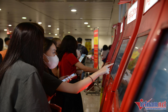 Hành khách làm thủ tục bay online tại sân bay Tân Sơn Nhất. Ảnh: Chí Hùng