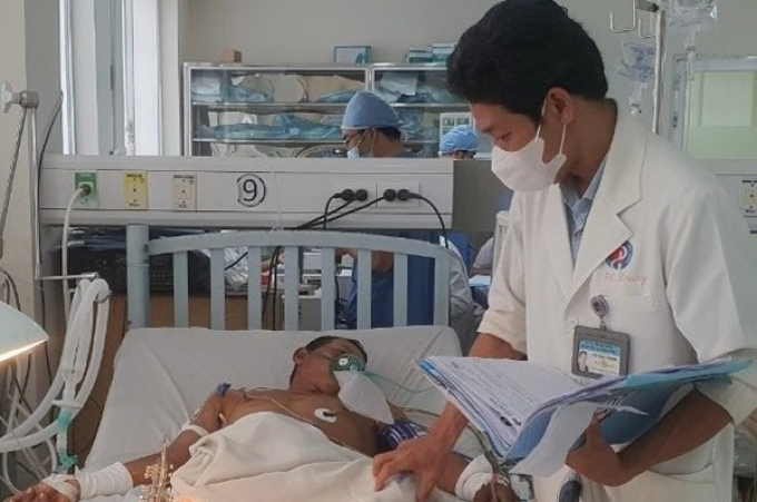 Bác sĩ chuyên khoa II Võ Thái Trung thăm khám cho bệnh nhân (ảnh: BS).