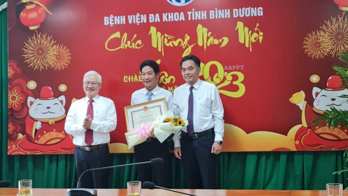 Ông Nguyễn Văn Lợi, Bí thư Tỉnh ủy Bình Dương tặng Bằng khen cho Bác sĩ chuyên khoa II Võ Thái Trung (ảnh: MH).