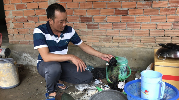 Anh Nguyễn Văn Mừng - chủ căn nhà có nhiều đồ đạc được cho là tự bốc cháy. Ảnh: Thanh Văn