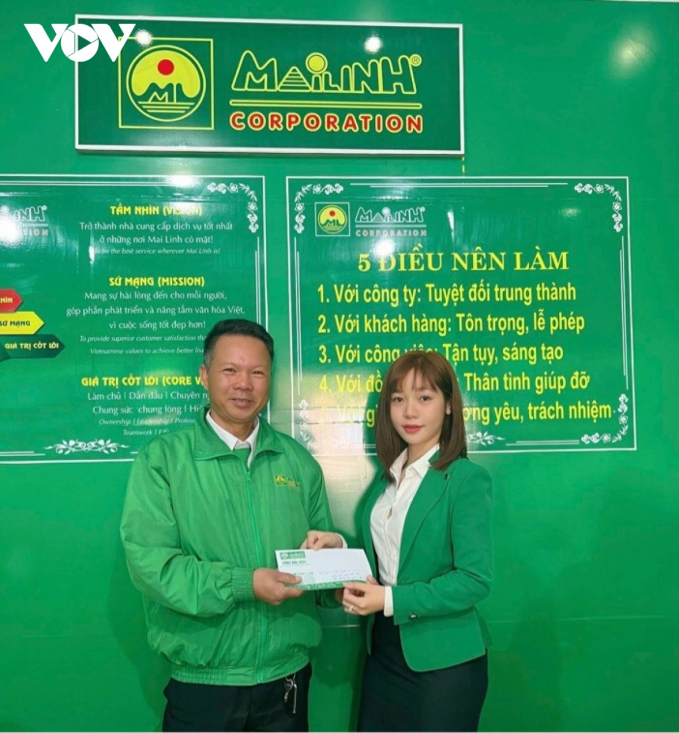 Lãnh đạo Công ty Cổ phần Tập đoàn Mai Linh tại tỉnh Đắk Lắk khen thưởng đột xuất anh Lê Trung Dũng vì hành động đẹp của anh.