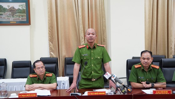 Thiếu tá Nguyễn Thành Hưng, Phó phòng PC02 thông tin tại buổi họp báo. Ảnh: CHÍ THẠCH