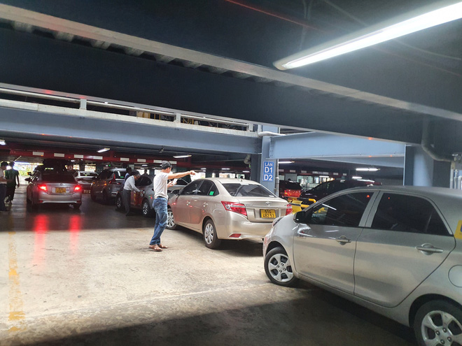Lượng xe công nghệ GrabCar, BeCar vào sân bay đón khách chiều 18-1 với giá cước ở mức cao - Ảnh: CÔNG TRUNG