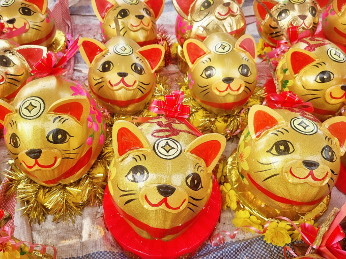 Những chú mèo được tạo hình từ trái dừa tươi ở Sa Đéc hút khách đến mua. Ảnh: Hoàng Lộc