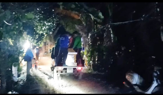 Đưa thi thể bé Hạo Nam lên mặt đất vào 1 giờ 20 phút sáng 20-1