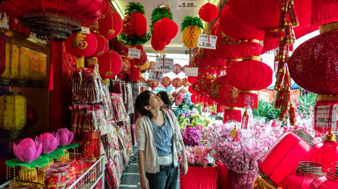 Sắm đồ trang trí Tết ở Malaysia. Ảnh: AFP