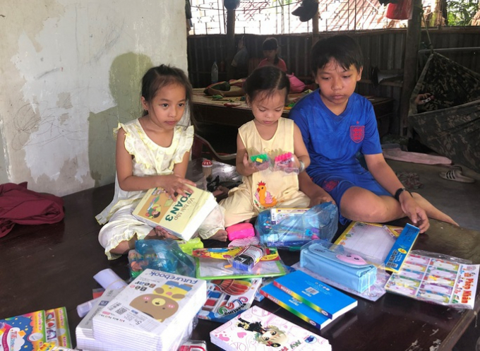 Sau khi vụ tai nạn vừa xảy ra, Báo Người Lao Động cùng Liên đoàn Lao động tỉnh Sóc Trăng đã đến thăm và hỗ trợ khoản tiền ban đầu cùng với sách vở cho 3 đứa trẻ
