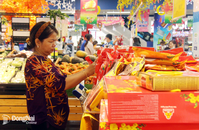 Người tiêu dùng mua sắm tại các siêu thị trong đợt cao điểm cận Tết Nguyên đán Quý Mão 2023