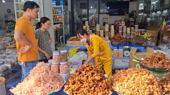 Hải sản khô cũng được nhiều du khách chọn mua làm quà biếu