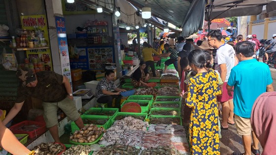 Đông đảo du khách tìm mua hải sản ngày Tết