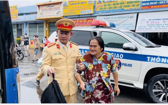 CSGT Công an tỉnh Quảng Ngãi hỗ trợ đưa cụ bà lên xe về lại Bà Rịa - Vũng Tàu. Ảnh: CSGT cung cấp