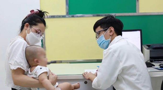 Không chỉ người lớn, nhiều trẻ em cũng bị viêm da đến bệnh viện khám trong ngày đầu năm mới