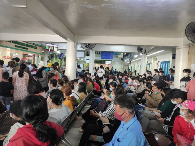 Trong ngày đầu tiên Bệnh viện Da liễu TP HCM quay trở lại hoạt động sau kỳ nghỉ Tết Nguyên đán 2023, hàng ngàn bệnh nhân đến thăm khám