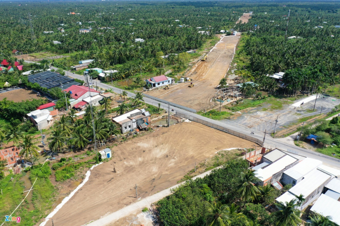 Sau hơn 7 tháng, dự án cầu Rạch Miễu 2 chỉ mới thi công khoảng 2km đường dẫn ở hạng mục trải vải địa và bơm cát trên địa phận tỉnh Bến Tre - Ảnh: Zing