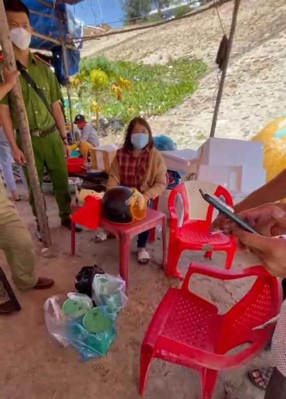 Lực lượng chức năng kiểm tra cân của các tiểu thương tại chợ làng chài Mũi Né.