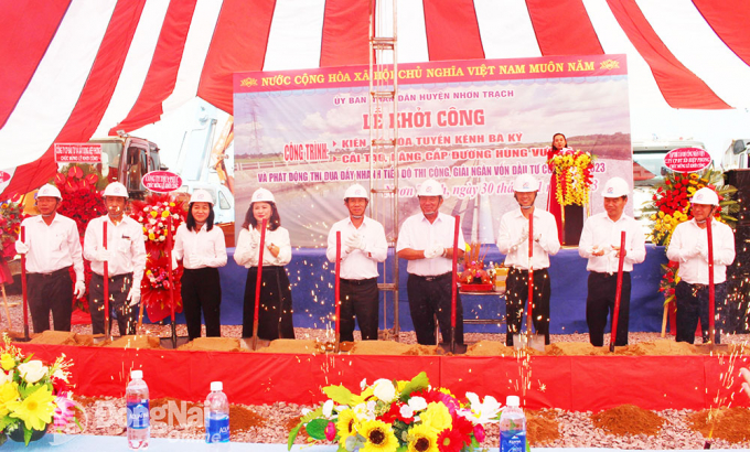 Đại diện lãnh đạo H.Nhơn Trạch và nhà thầu thực hiện nghi thức khởi công dự án