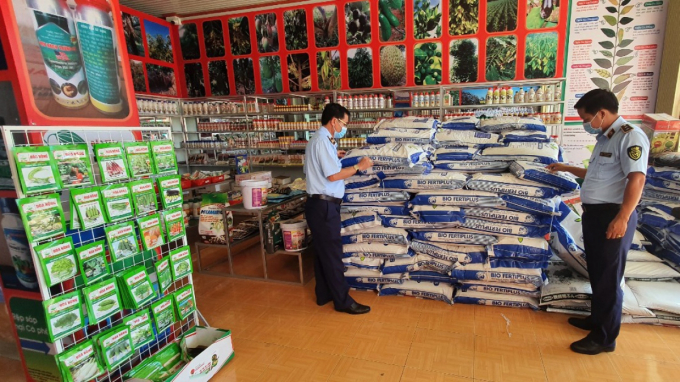 Lực lượng quản lý thị trường kiểm tra cơ sở kinh doanh vật tư nông nghiệp. (Ảnh minh họa: daknong.dms.gov.vn)