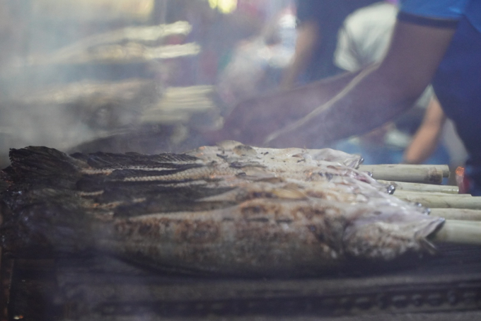 Cá trước khi nướng được sơ chế sạch ruột, xiên sả, mía qua miệng cá vào thân rồi được cho lên bếp than để nướng, cá sẽ chín sau khoảng 30-40 phút.