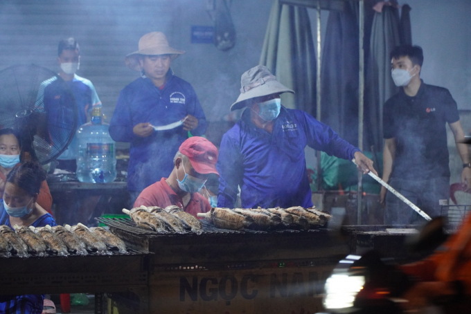 Ông Trung, 44 tuổi, chủ cửa hàng cá lóc nướng Trung cho biết, cửa hàng ông đã chuẩn bị 4.000 con cá lóc cho ngày vía Thần Tài năm nay. 