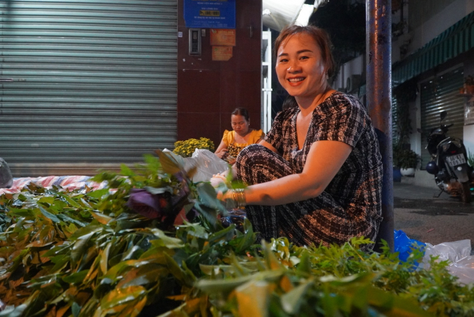 Cá lóc nướng khi bán sẽ kèm theo bún, nước chấm cùng các loại rau ăn kèm như rau nhái, tía tô, xá xị, lá cóc, rau quế, xà lách,...