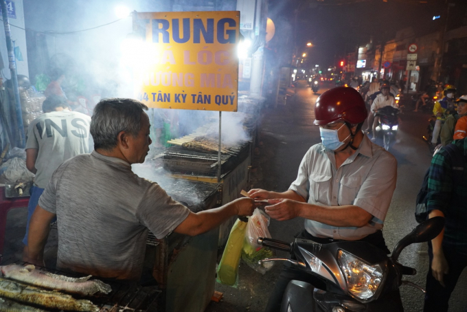 Ngay trong đêm đã có nhiều người dân tìm đến đây để mua cá lóc nướng. Anh Hùng (quận Tân Phú) một khách hàng mua cá lóc nướng cho biết: “Năm nào đến ngày này tôi cũng tìm đến đây để mua cá, giá cá năm nay khá cao, hi vong việc cúng này sẽ mang tài lộc đến với gia đình“.