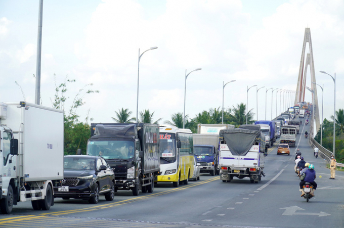 Tháng 3-2022, cầu Rạch Miễu 2 được khởi công với kế hoạch 3 năm sẽ hoàn thành. Gần 1 năm đã trôi qua nhưng công trình này chưa thôi lận đận, không biết bao giờ thấy dạng hình cầu mới.