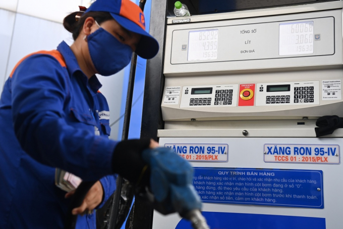 Trong năm 2022, mặt hàng xăng dầu đã có thời điểm tăng lên gần 33.000 đồng/lít. Ảnh: Việt Linh.