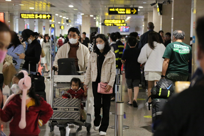 Nhờ việc phân luồng rõ ràng và hợp lý, giao thông bên trong và bên ngoài sân bay Tân Sơn Nhất không xảy ra tình trạng xung đột khi lượng khách tăng cao. Ảnh: Anh Tú.