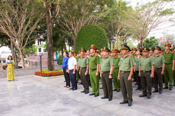 Ban Giám đốc Công an tỉnh Bà Rịa-Vũng Tàu cùng các đại biểu dâng hương tưởng niệm trước Tượng đại Anh hùng Liệt sĩ Võ Thị Sáu.
