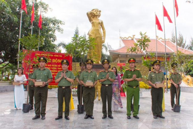 Ban Giám đốc Công an tỉnh Bà Rịa-Vũng Tàu thực hiện nghi thức trao cây cho Đoàn thanh niên Công an tỉnh để bàn giao cho Công an các đơn vị, địa phương cả nước.