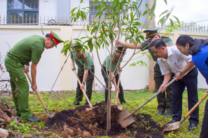 Lãnh đạo Công an tỉnh, Tỉnh đoàn Bà Rịa-Vũng tàu, Huyện ủy Đất Đỏ cùng tham gia trồng cây Lêkima trong khuôn viên Đền thờ và Nhà tưởng niệm Anh hùng Liệt sĩ Võ Thị Sáu.