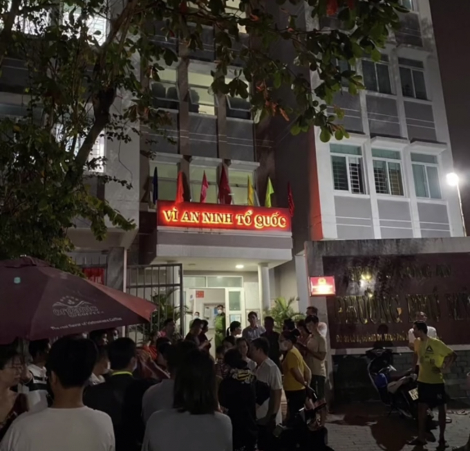 Cư dân chung cư Era-town – Đức Khải kéo đến UBND phường Phú Mỹ đêm 1/2 để trình báo vụ việc
