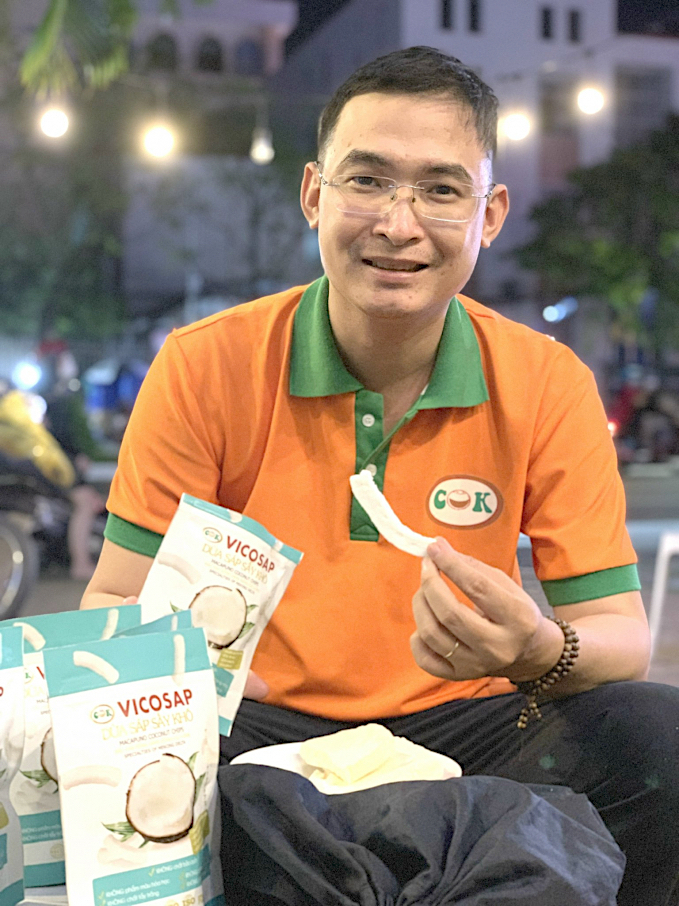 Anh Trần Duy Linh giới thiệu sản phẩm dừa sáp sấy giòn tan. Ảnh: Nhân vật cung cấp.