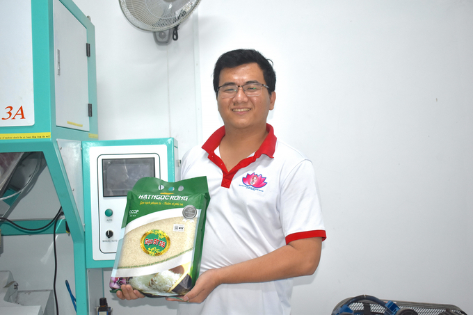 Anh Trầm Minh Thuần, Giám đốc HTX Nông nghiệp Long Hiệp giới thiệu gạo Hạt Ngọc Rồng. Ảnh: Minh Đảm.