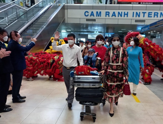 Khách du lịch nước ngoài được chào đón khi tới Nha Trang, Khánh Hòa.