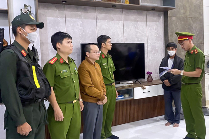 Tối 9/2, Công an đọc lệnh bắt giam Hoàng Quang Huy, Trưởng phòng Phòng Kế hoạch- Tài chính Trường ĐH Bách khoa- ĐH Đà Nẵng. Ảnh CACC