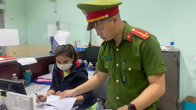 Cơ quan công an thu giữ chứng cứ tại nơi làm việc của thủ quỹ Lâm Thị Hồng Tâm