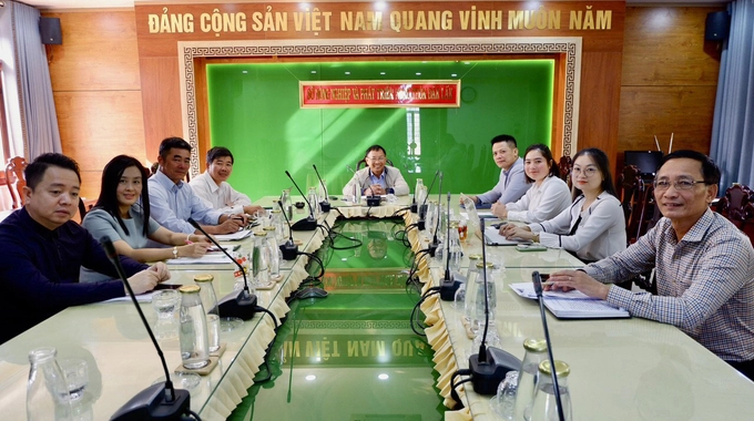 Các thành viên Hiệp hội sầu riêng Đăk Lăk họp để thống nhất kế hoạch đại hội và phương hướng hoạt động. Ảnh: Quang Yên.