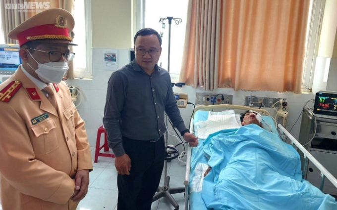 Ông Khuất Việt Hùng thăm nạn nhân đang cấp cứu tại Bệnh viện Đa khoa Trung ương Quảng Nam.