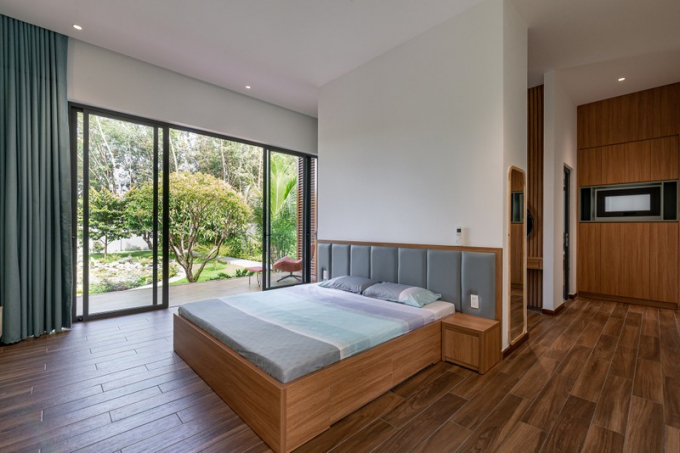 Phòng ngủ sử dụng nội thất tối giản nhằm tạo ra không gian thông thoáng. Nguồn ảnh: Lonton studio